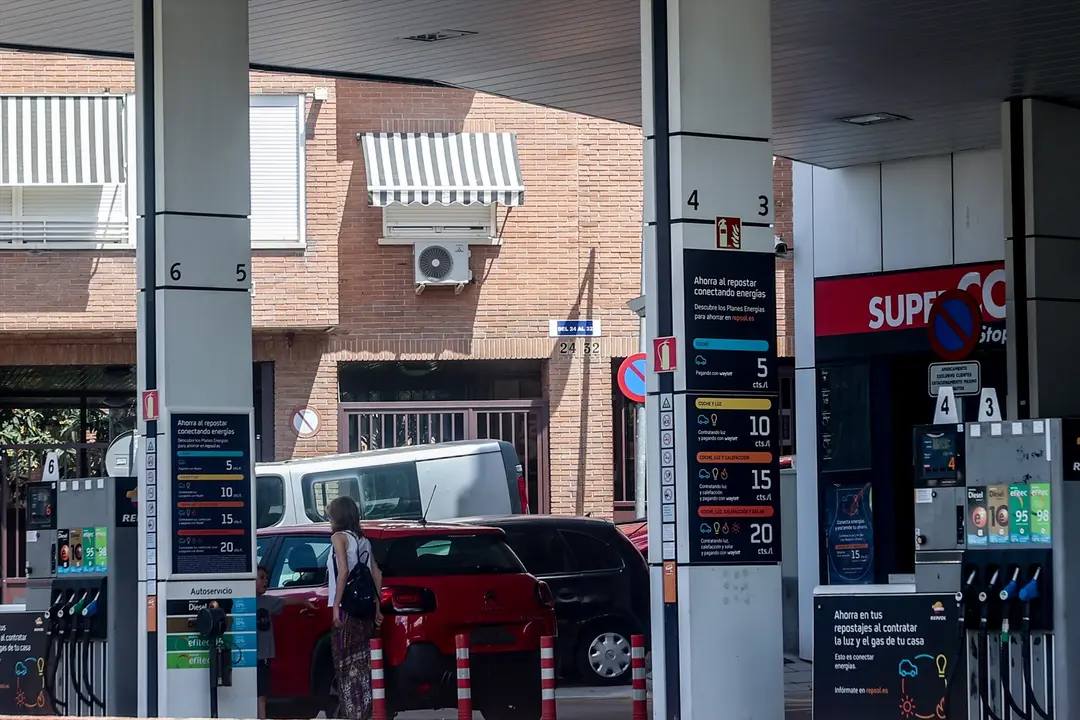 Vista de una gasolinera y al fondo un aire acondicionado en un piso. Ricardo Rubio