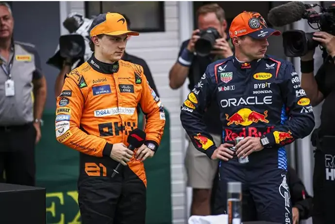 El piloto australiano de F1 Oscar Piastri (McLaren) y el neerland&eacute;s Max Verstappen (Red Bull), en el GP de Hungr&iacute;a 2024. / AFP7