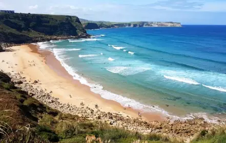 La playa de Los Locos es ideal para surfistas. / A.S.