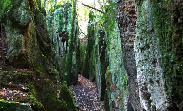Interior del Parque Mitol&oacute;gico de Mina Pepita. / A.E.