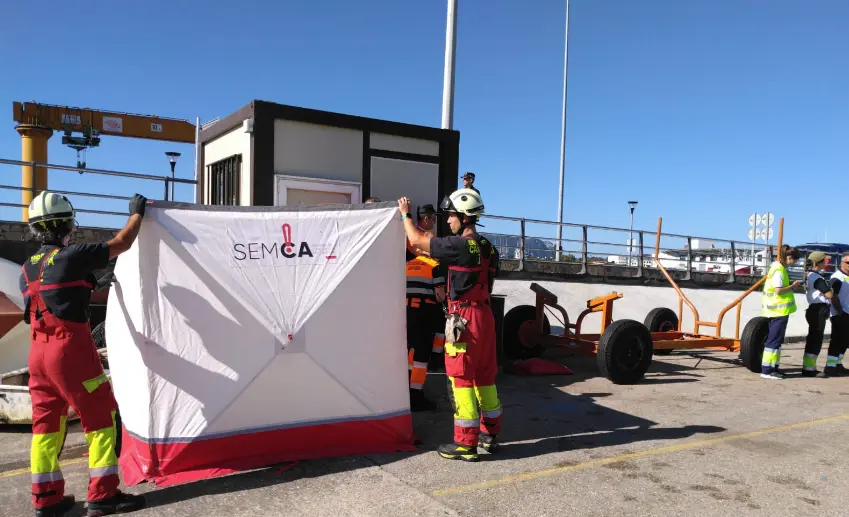 Bomberos del parque de Laredo han colaborado esta tarde en el rescate del cuerpo sin vida de una persona que aparece flotando en el agua en Colindres. / 112 Cantabria