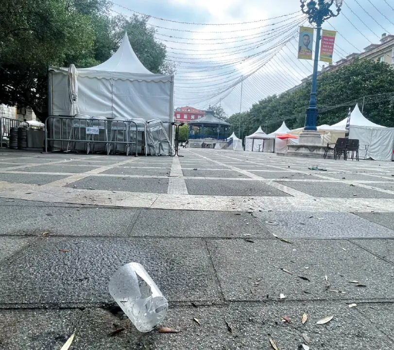 Uno de los muchos vasos de pl&aacute;stico esparcidos por la plaza Pombo, en Santander, el pasado s&aacute;bado 20 de julio, tras la primera noche festiva. / ALERTA