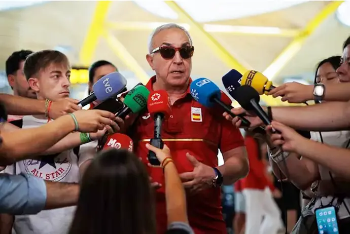 El presidente del Comit&eacute; Ol&iacute;mpico Espa&ntilde;ol, Alejandro Blanco, atiende a los medios. / AFP7