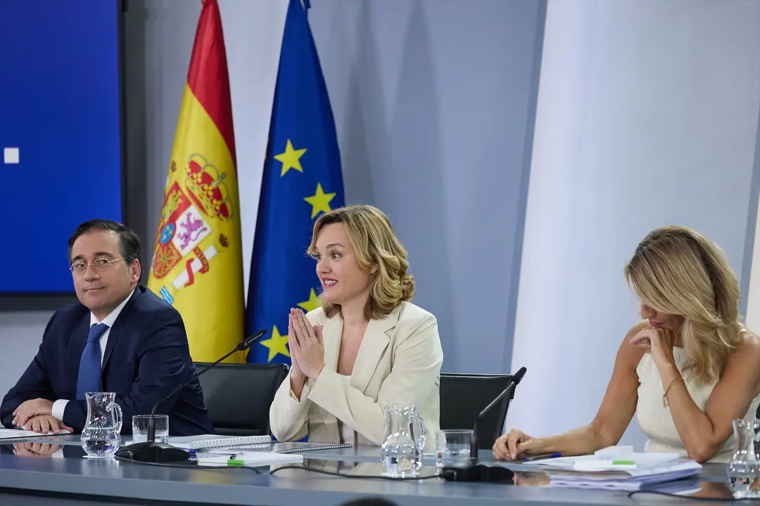 (I-D) El ministro de Asuntos Exteriores, Uni&oacute;n Europea y Cooperaci&oacute;n, Jos&eacute; Manuel Albares; la ministra portavoz, Pilar Alegr&iacute;a, y la vicepresidenta segunda y ministra de Trabajo y Econom&iacute;a Social, Yolanda D&iacute;az. Jes&uacute;s Hell&iacute;n