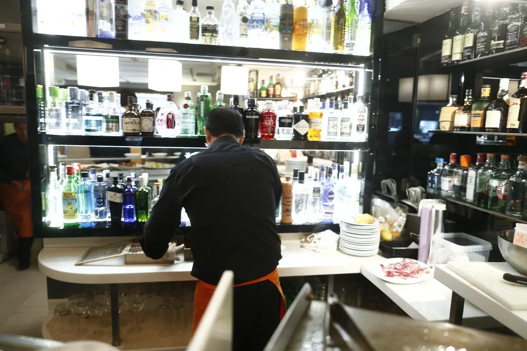 Un camarero tras la barra de un bar. / E.P.