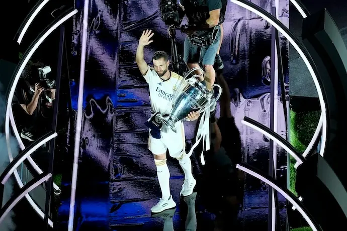 Nacho Fernandez of Real Madrid saludates to the supporters at Santiago Bernabeu Stadium during the celebration of Real Madrid after winning their 15th UEFA Champions League title against Borussia Dortmund in London on June 02, 2024, in Madrid, Spain.
Oscar J. Barroso / AFP7 / Europa Press
(Foto de ARCHIVO)
03/6/2024 ONLY FOR USE IN SPAIN