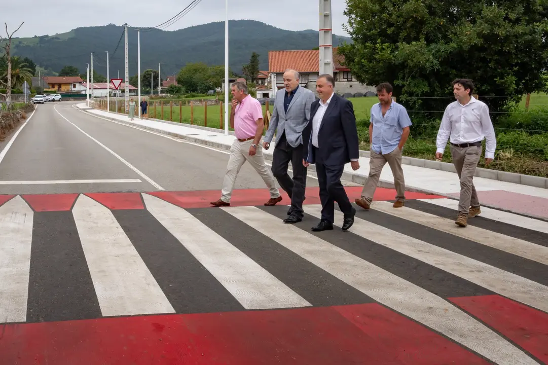 El consejero Roberto Media  visita las obras ya finalizadas del acceso peatonal iluminado. Alerta