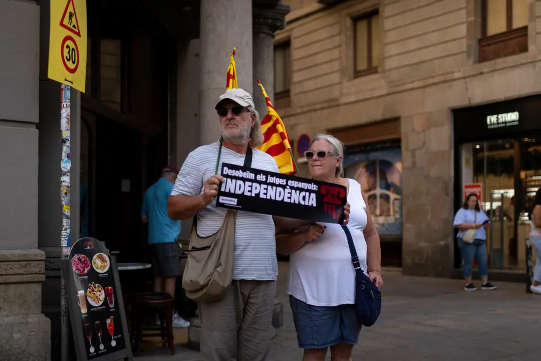 Dos personas durante una manifestaci&oacute;n para pedir la aplicaci&oacute;n de la amnist&iacute;a. / EP