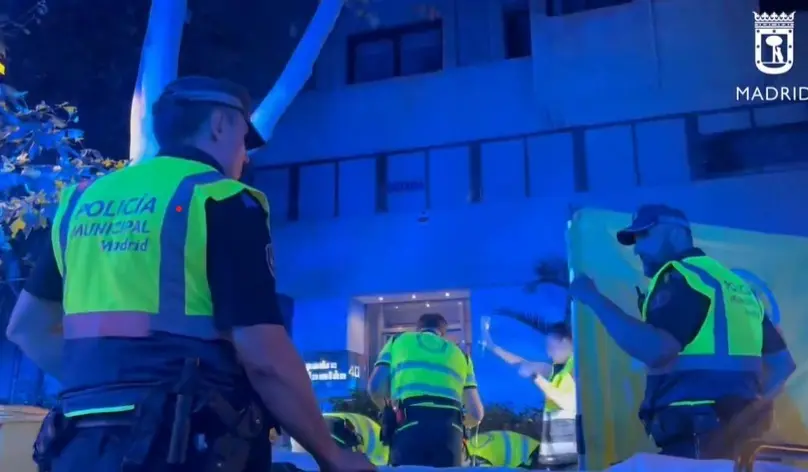 Las autoridades y los servicios de emergencia atend&iacute;an al herido. / Emergencias Madrid