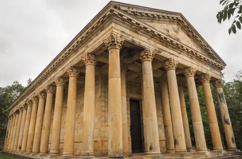 En la peque&ntilde;a localidad de Las Fraguas, Cantabria, se encuentra una joya arquitect&oacute;nica que evoca la grandeza de la Grecia Antigua. / A.S.