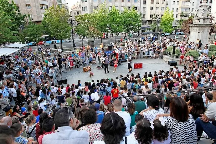 La ciudad se llena de vida con actividades para todos los gustos, desde eventos tradicionales y culturales hasta emocionantes conciertos y espect&aacute;culos.