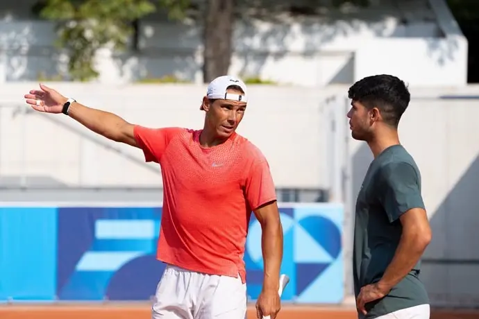 Rafa Nadal y Carlos Alcaraz durante el entrenamiento en Paris 2024. / Alvaro Diaz / EP