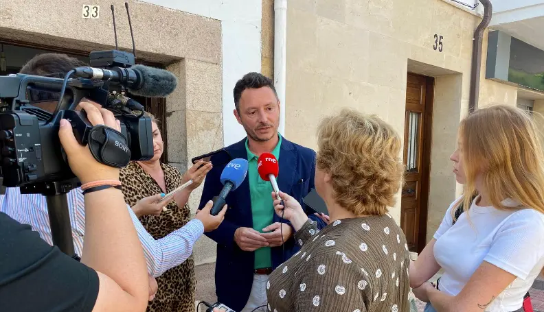 El diputado Alejandro Liz atiende a los medios en la localidad de Molledo tras la celebraci&oacute;n del pleno municipal. / A.E.