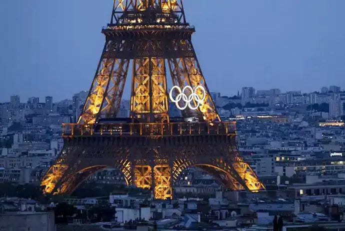Los aros ol&iacute;mpicos en la Torre Eiffel en los d&iacute;as previos a la ceremonia de inauguraci&oacute;n de los Juegos de 2024. / EP
