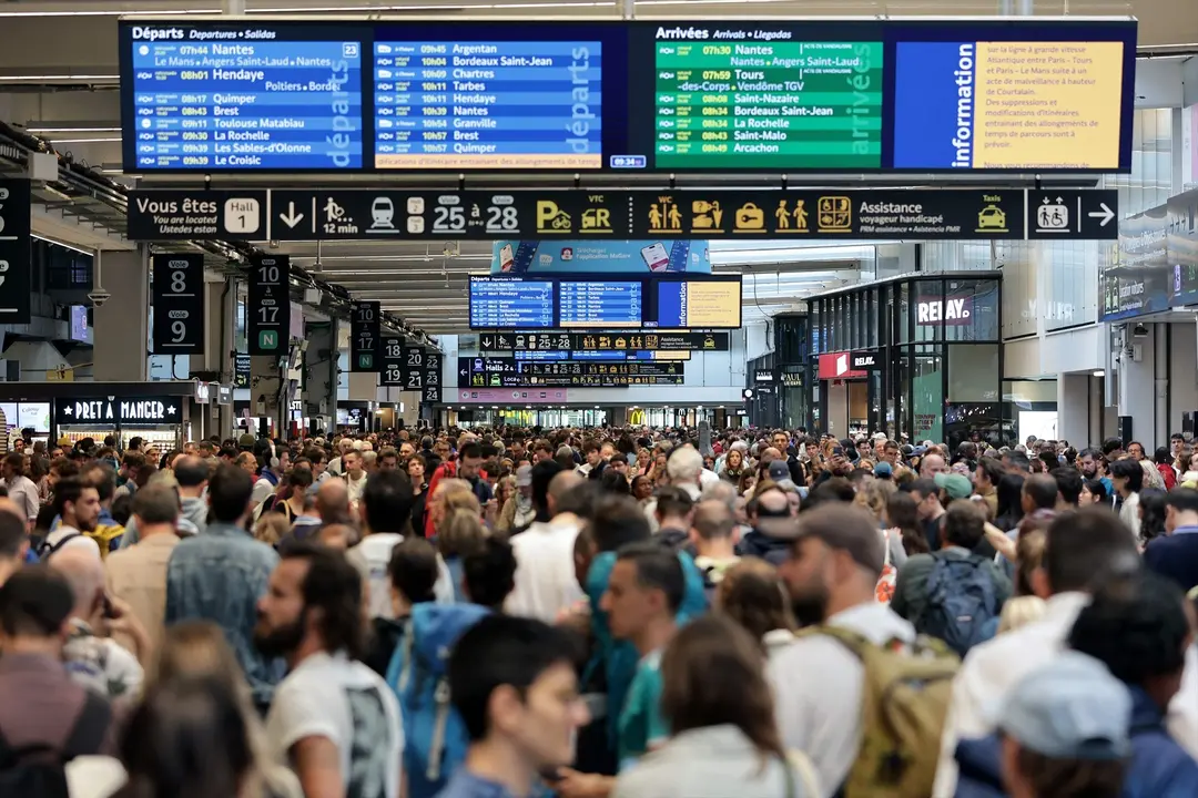 Miles de personas en la estaci&oacute;n de Montparnasse en Paris. Thibaud Moritz