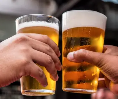 Dos personas brindando con una cerveza. / A.E