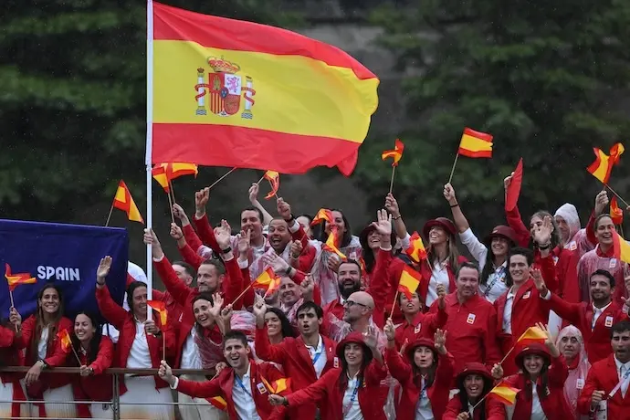 Momento para los deportistas espa&ntilde;oles navegando por el Sena durante la 𝗰𝗲𝗿𝗲𝗺𝗼𝗻𝗶𝗮 𝗶𝗻𝗮𝘂𝗴𝘂𝗿𝗮𝗹 de Paris2024.