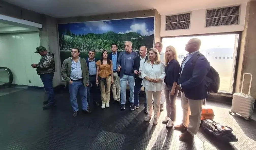 La delegaci&oacute;n del PP retenida en el aeropuerto de Caracas. | X