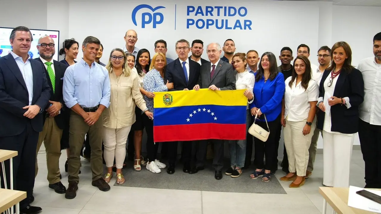 El l&iacute;der del PP, Alberto N&uacute;&ntilde;ez Feij&oacute;o, reunido en Madrid con representantes de la oposici&oacute;n al r&eacute;gimen de Nicol&aacute;s Maduro. EUROPA PRESS