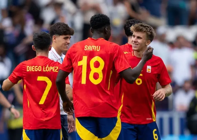 A equipa espanhola festeja a vit&oacute;ria durante o jogo de futebol do Grupo C masculino, primeira ronda, disputado entre o Uzbequist&atilde;o e a Espanha no est&aacute;dio Parc des Princes, durante os Jogos Ol&iacute;mpicos de Paris 2024, a 24 de julho de 2024, em Paris, Fran&ccedil;a.
Alvaro Diaz / AFP7 / Europa Press
24/7/2024 APENAS PARA UTILIZA&Ccedil;&Atilde;O EM ESPANHA