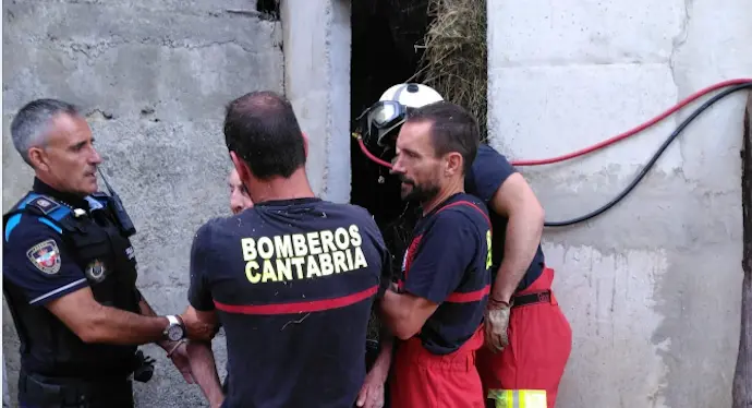 Los servicios de rescate junto al un hombre de 89 a&ntilde;os que hab&iacute;a quedado atrapado entre una pared y varios fardos de silo en Laredo.