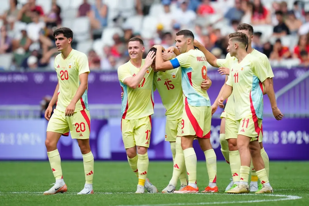 Los jugadores de la selecci&oacute;n espa&ntilde;ola masculina ol&iacute;mpica celebran un gol ante Rep&uacute;blica Dominicana. / EP