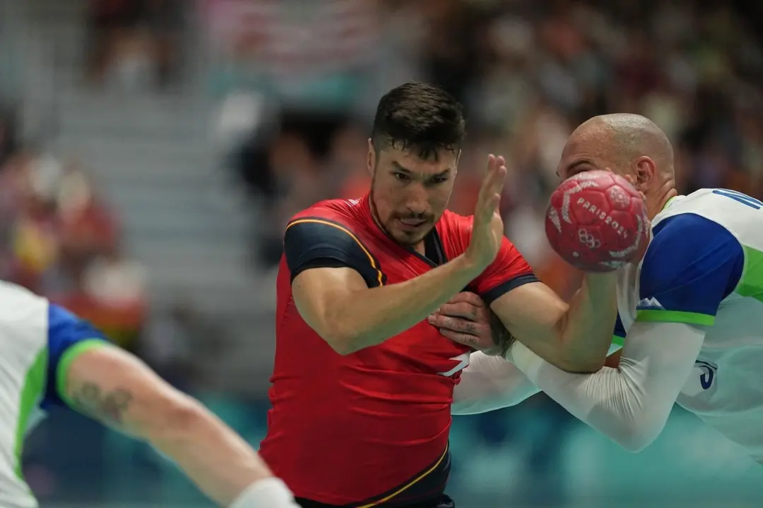 Alex Dujshebaev con la selecci&oacute;n espa&ntilde;ola masculina de balonmano ante Eslovenia en los Juegos Ol&iacute;mpicos de Par&iacute;s. / EP