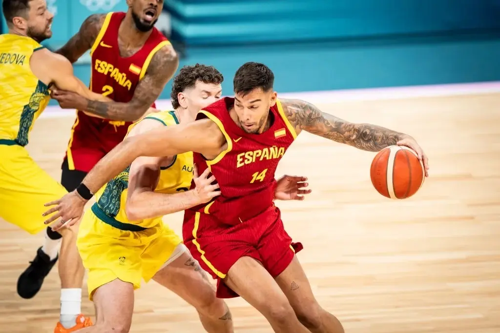 Willy Hernang&oacute;mez durante el Australia-Espa&ntilde;a de los Juegos Ol&iacute;mpicos de Par&iacute;s. / FIBA