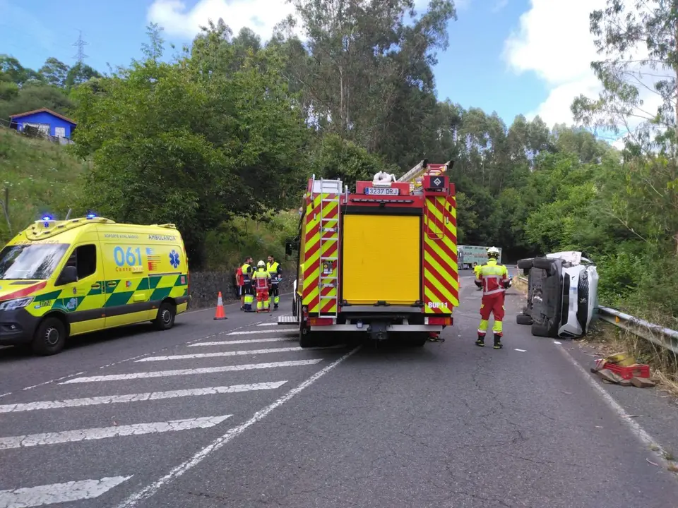 Los servicios de emergencias acuden al lugar del accidente. / 112