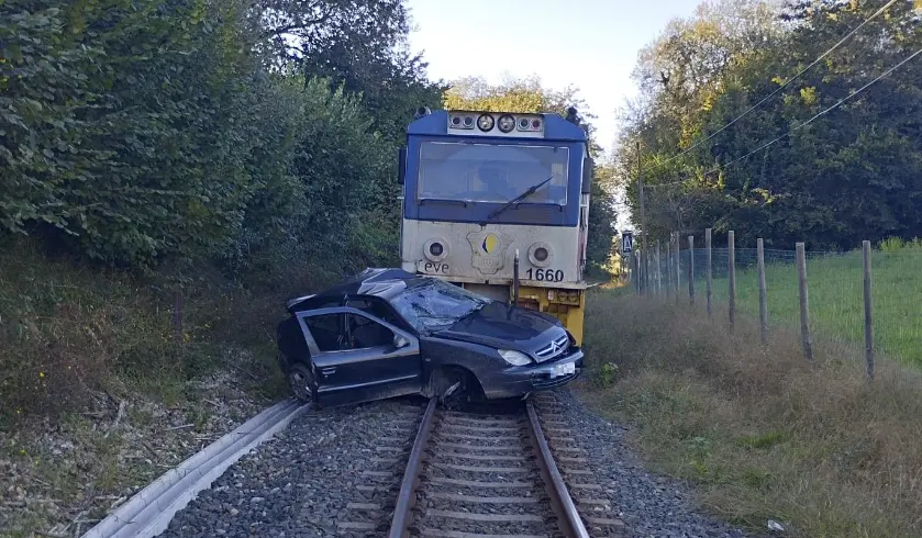 Un turismo tras ser arrollado por un tren en Llanes. Fotograf&iacute;a de archivo de 2019.  / SEPA