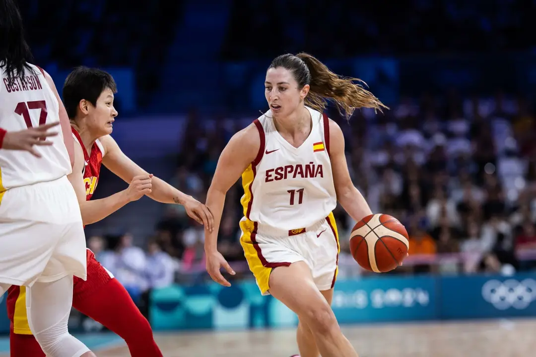 La jugadora espa&ntilde;ola Leonor Rodr&iacute;guez en una acci&oacute;n del partido entre Espa&ntilde;a y China en el primer duelo de fase de grupos de los Juegos Ol&iacute;mpicos de Paris 2024. / FIBA
