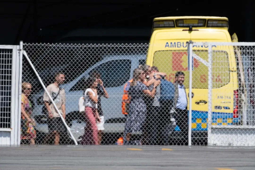 Reencuentro de los supervivientes con sus familiares y las autoridades, en el Aeropuerto Internacional de Santiago-Rosal&iacute;a. C&eacute;sar Arxina
