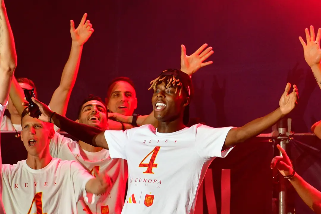 Nico Williams durante la celebraci&oacute;n de la victoria en la Eurocopa de la selecci&oacute;n espa&ntilde;ola de f&uacute;tbol. / &Oacute;scar Ortiz