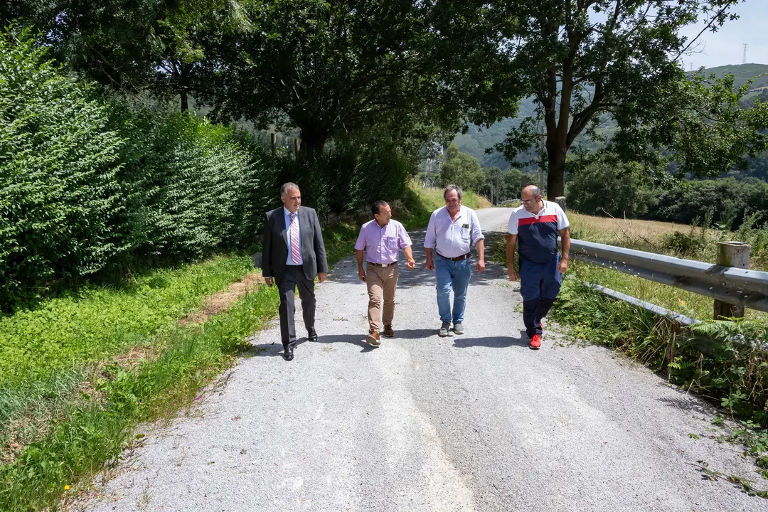 El consejero de Fomento, Ordenaci&oacute;n del Territorio y Medio Ambiente, Roberto Media, visita Molledo. / JOSE ROMAN CAVIA SOTO