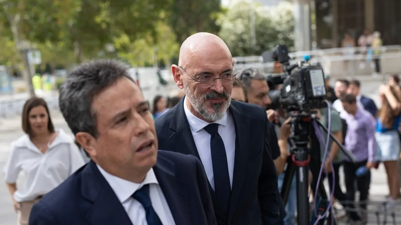El rector de la Universidad Complutense, Joaqu&iacute;n Goyache (d), a su salida como investigado del 'caso Bego&ntilde;a G&oacute;mez', en los Juzgados de Plaza de Castilla. Alejandro Mart&iacute;nez V&eacute;lez