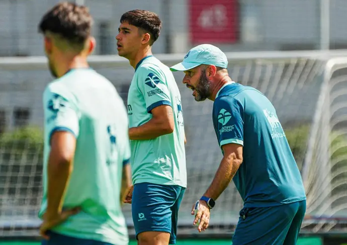El m&iacute;ster del Racing de Santander, Jos&eacute; Alberto, da &oacute;rdenes a los jugadores en un  entrenamiento. / RRC
