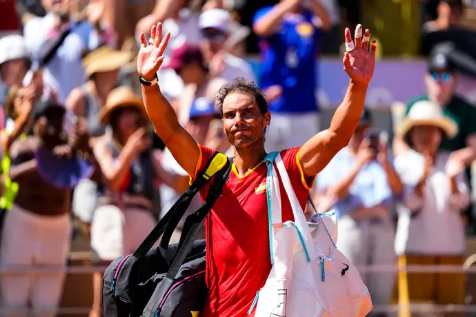 El tenista espa&ntilde;ol Rafa Nadal se despide de los aficionados de Roland Garros tras perder contra Novak Djokovic en el torneo ol&iacute;mpico de Paris 2024. / Oscar J. Barroso