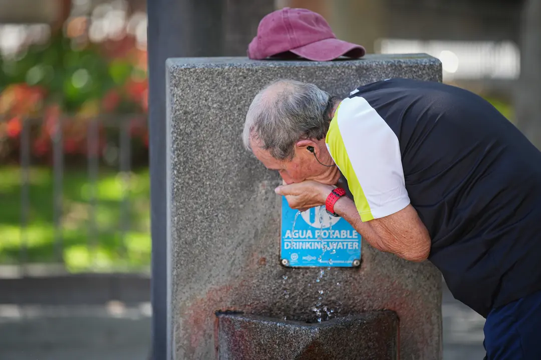 Un hombre se refresca en fuente p&uacute;blica debido a las altas temperaturas. / Mar&iacute;a Jos&eacute; L&oacute;pez