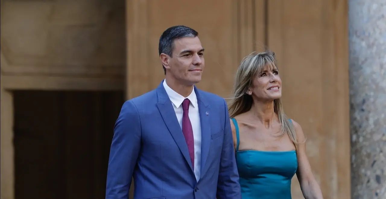 El presidente del Gobierno, Pedro S&aacute;nchez, junto a su mujer, Bego&ntilde;a G&oacute;mez. &Aacute;lex C&aacute;mara / Archivo