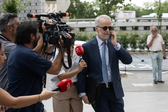 El abogado de Bego&ntilde;a G&oacute;mez, Antonio Camacho, a su llegada a los Juzgados de Plaza de Castilla por el &lsquo;caso Bego&ntilde;a G&oacute;mez&rsquo;, a 29 de julio de 2024, en Madrid (Espa&ntilde;a). El juez que investiga a Bego&ntilde;a G&oacute;mez, mujer del presidente del Gobierno, toma declaraci&oacute;n hoy al investigado que antes era testigo -el rector de la Universidad Complutense, Joaqu&iacute;n Goyache-, junto a tres personas en calidad de testigos. Estas declaraciones tienen lugar antes de que ma&ntilde;ana martes, 30 de julio, declare como testigo en La Moncloa el jefe del Ejecutivo. La declaraci&oacute;n de Carlos Barrab&eacute;s ha sido suspendida y se le vuelve a citar el 1 de agosto.
29 JULIO 2024;MADRID;CASO BEGO&Ntilde;A GOMEZ;INVESTIGADOS;JUICIO PLAZA DE CASTILLA
Alejandro Mart&iacute;nez V&eacute;lez / Europa Press
29/7/2024