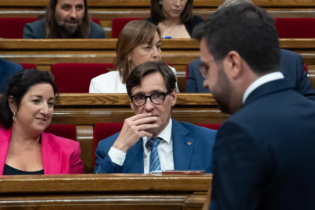 El l&iacute;der del PSC, Salvador Illa, mientras pasa el presidente de la Generalitat de Catalunya en funciones, Pere Aragon&egrave;s. David Zorrakino