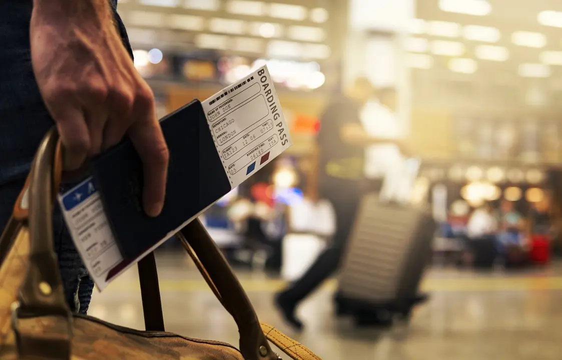 Una persona preparada para viajar en el aeropuerto. EP