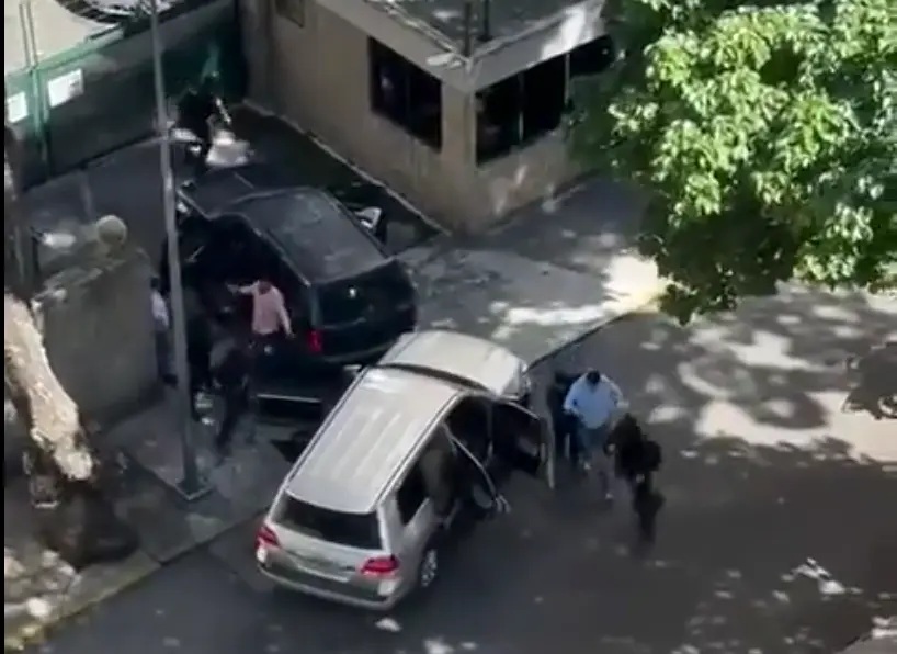 Captura del v&iacute;deo del momento de la detenci&oacute;n del coordinador de Voluntad Popular. / Red Social X