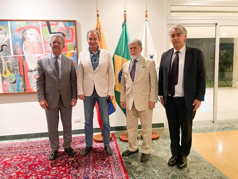 Los expresidentes Jos&eacute; Luis Rodr&iacute;guez Zapatero y Leonel Fern&aacute;ndez, y el coordinador del Grupo de Puebla, Marco Enr&iacute;quez-Ominami, en Caracas. / Red Social X