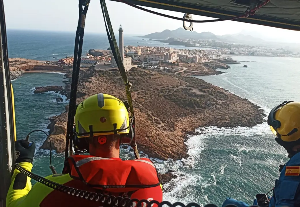 ELl Helic&oacute;ptero MU10 buscando al joven de 17 a&ntilde;os en aguas de Cabo de Palos, Cartagena. /  CEIS