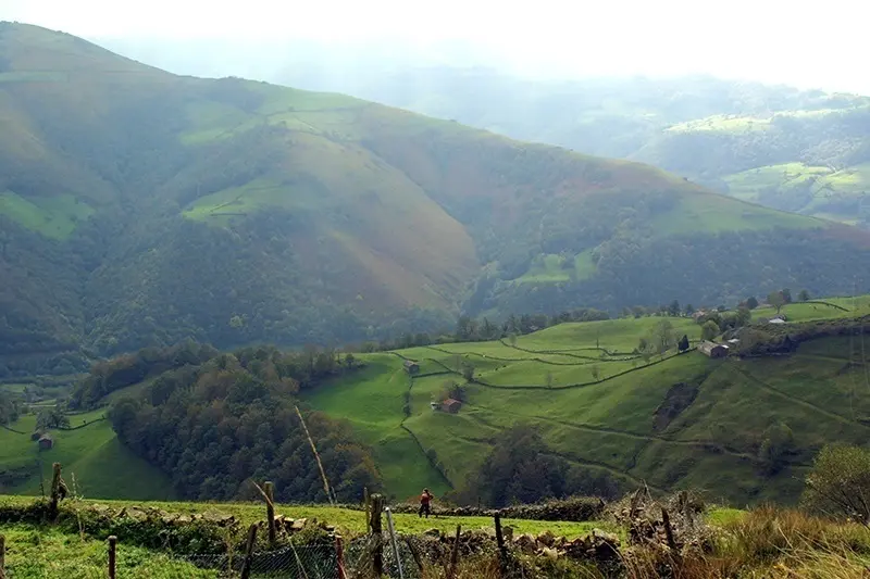 Paisaje desde un alto de una monta&ntilde;a de Cantabria. / A.E