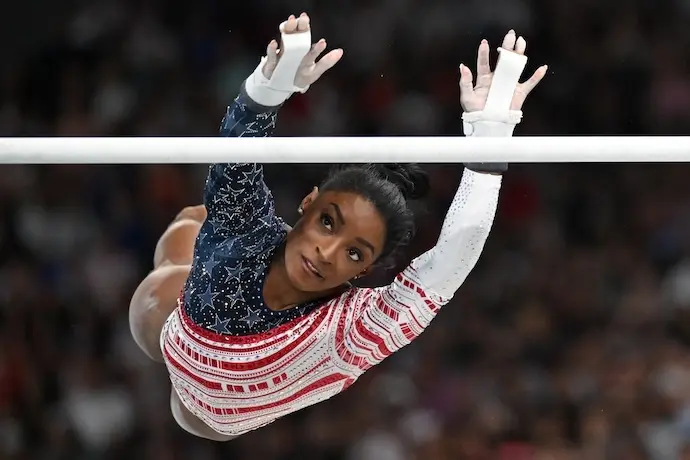 Simone Biles, dos EUA, compete na prova de barras irregulares da final da equipa feminina de gin&aacute;stica art&iacute;stica durante os Jogos Ol&iacute;mpicos de Paris 2024, na Arena de Bercy. Foto: Marijan Murat/dpa

Firma: Marijan Murat / dpa