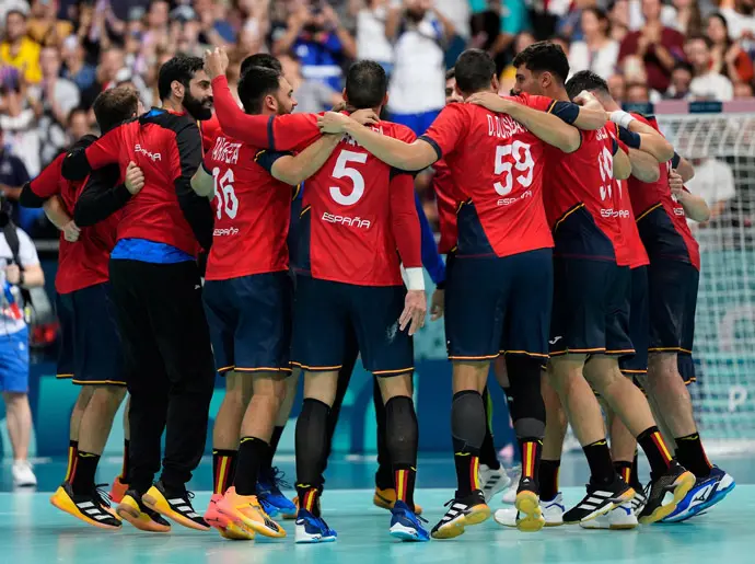 Los Hispanos celebran una victoria espa&ntilde;ola en el torneo de balonmano masculino de los Juegos Ol&iacute;mpicos de Paris 2024. / COE