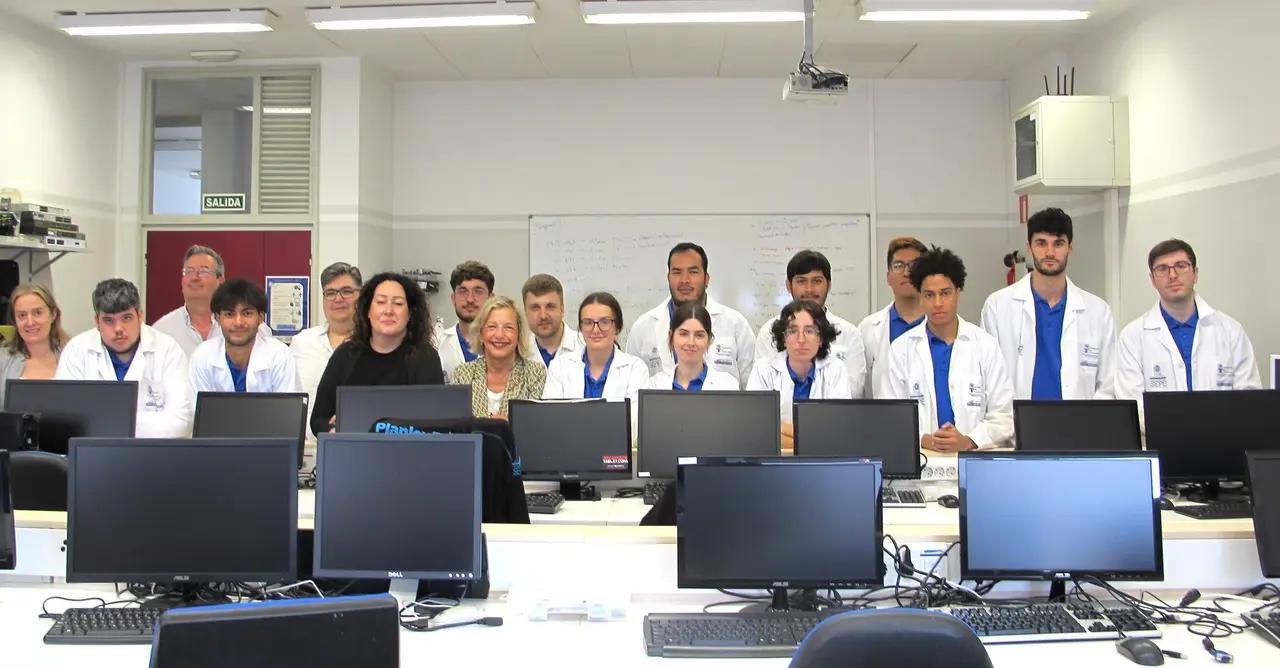 Santander mantiene su compromiso con la formaci&oacute;n tecnol&oacute;gica para promover la inserci&oacute;n laboral de los j&oacute;venes. / A.E.