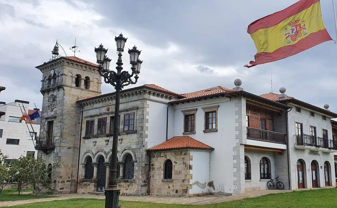 Fachada del Ayuntamiento de Santa Mar&iacute;a de Cay&oacute;n, donde se celebrar&aacute; hoy la concentraci&oacute;n, a modo de protesta, de los empleados municipales. / A.E.